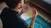 Ilustrasi Membaca Doa Qunut (istockfoto)
