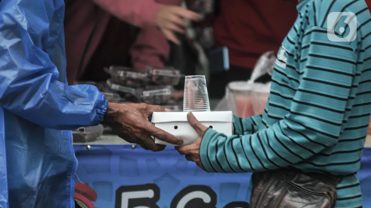 Ratusan Warga Antre Takjil Gratis di Cempaka Putih