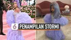 Potret menggemaskan Stormi Webster, putri kecil Kylie Jenner, beredar di media sosial. Dalam foto tersebut, Stomi berdandan layaknya sang ibu ketika menghadiri Met Gala 2019.