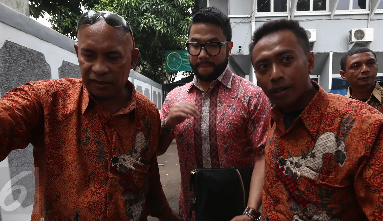 Eka Kusuma Putra mendatangi persidangan perceraian dengan istrinya Cathy Sharon di Pengadilan Jakarta Selatan, Senin (14/3/2016). Eka Kusuma, nampak berusaha menghindari media dengan kawalan ketat para bodyguard. (Liputan6.com/Herman Zakharia)