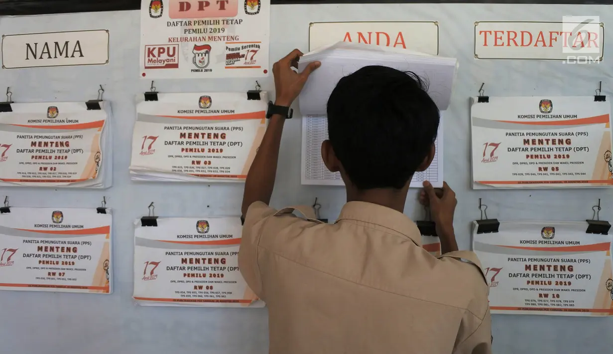 Warga mengecek Daftar Pemilih Tetap (DPT) di Kelurahan Menteng, Jakarta, Rabu (17/10). Kegiatan tersebut merupakan bagian dari program Gerakan Melindungi Hak Pilih (GMHP). (Merdeka.com/Imam Buhori)