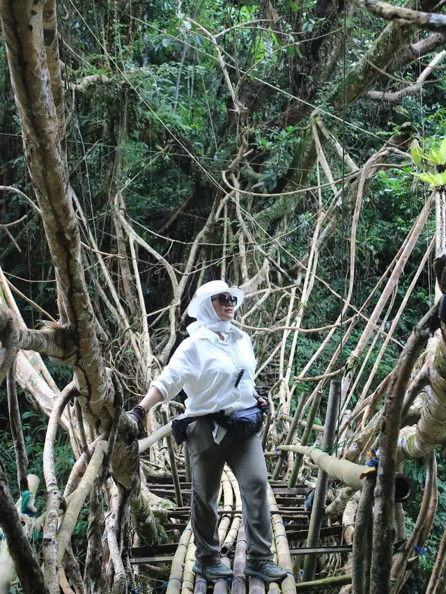 Selalu Tampil Mewah, Ini 7 Gaya Liburan Sarita Abdul Mukti di Alam