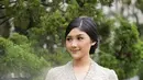 Di momen wisuda adik, Erina tampil ayu dalam balutan yang juga sangat cantik bernuansa kehijauan dengan garis leher V dan bros silver yang pas.
