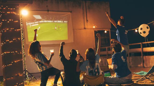 Jaga Tubuh Tetap Fit, Ini 3 Tips agar Selalu Sehat saat Begadang Nonton Pesta Bola Dunia 2022