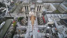 Katedral Notre Dame de Paris digambarkan dari puncak menara di Paris, Prancis, Jumat (8/12/2023). Katedral Notre Dame Paris diperkirakan akan kembali dibuka untuk pengunjung dan umat Katolik pada akhir tahun 2024 setelah kebakaran hebat yang melanda atap gedung pada 15 April 2019. (AP Photo/Christophe Ena, Pool)
