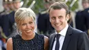 Kegigihan Macron untuk mempertahankan perasaannya membuahkan hasil. Keduanya menikah pada 2007 silam. (AP Images) 