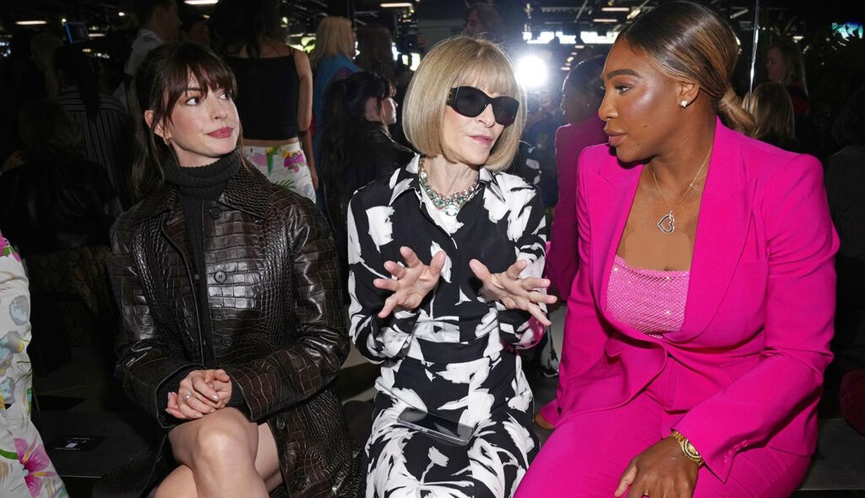 Anne Hathaway, Anna Wintour, Serena Williams di fashion show Michael Kors. (Foto: Charles Sykes/Invision/AP)