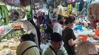 Suasana aktivitas di Pasar Agung, Kecamatan Sukmajaya, Kota Depok, pada H-1 hari raya Idul Fitri. (Liputan6.com/Dicky Agung Prihanto)