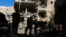 Sebagai balasan, Iran meluncurkan serangan pesawat nirawak (drone) dan rudal yang menargetkan Israel, serta sejumlah negara lain seperti Yordania, Irak, dan negara-negara Teluk yang menampung aset militer Amerika Serikat. Tampak dalam foto, pasukan keamanan Israel dan tim penyelamat memeriksa lokasi serangan rudal Iran di Tel Aviv, Israel, Selasa, 24 Maret 2026. (AP Photo/Oded Balilty)