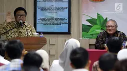 Ketua DPD Oesman Sapta Odang atau OSO saat berbicara dalam seminar pascasarjana di Universitas Moestopo, Jakarta, Sabtu (24/3). OSO menekankan pentingnya komunikasi antarlembaga untuk pembangunan. (Liputan6.com/JohanTallo)