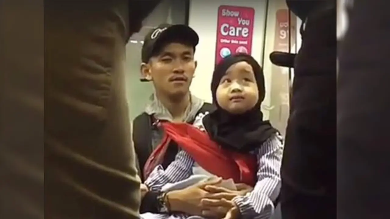 Lantunkan Selawat di MRT, Bocah 3 Tahun Ini Bikin Sejuk Hati