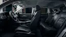 Sebagai sebuah crossover 5-seater, Honda HR-V memiliki kelegaan kabin yang mumpuni sama seperti generasi sebelumnya. Kenyamanan penumpang ditopang dengan penggunaan jok berbahan kulit. Arm rest yang ada di jok baris kedua juga memberikan kenyamanan lebih untuk penghuni baris kedua. Sunroof sudah menjadi opsi standar dengan pembukaan mengandalkan motor elektrik, berbeda dengan sunroof HR-V Indonesia yang masin manual. (Source: netcarshow.com)