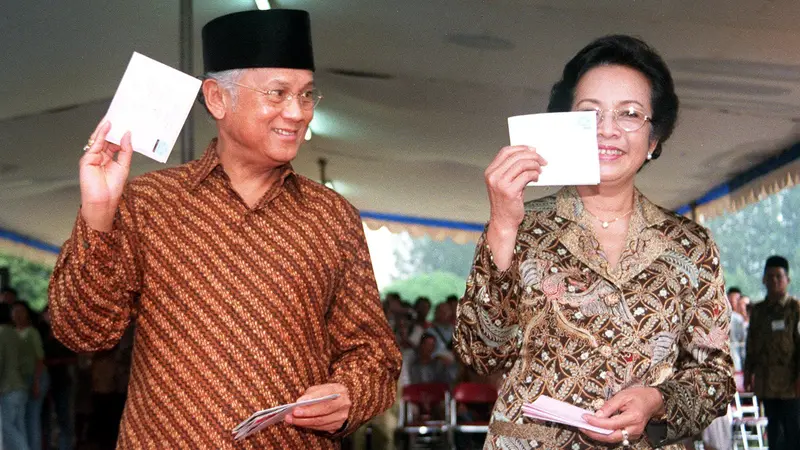 Wajah Ceria BJ Habibie Didampingi Ainun Memimpin Indonesia