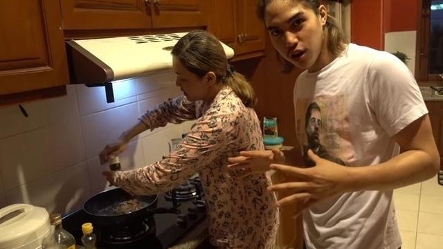 7 Momen Maia Estianty Pakai Piyama Tanpa Makeup Ajari El Rumi Masak