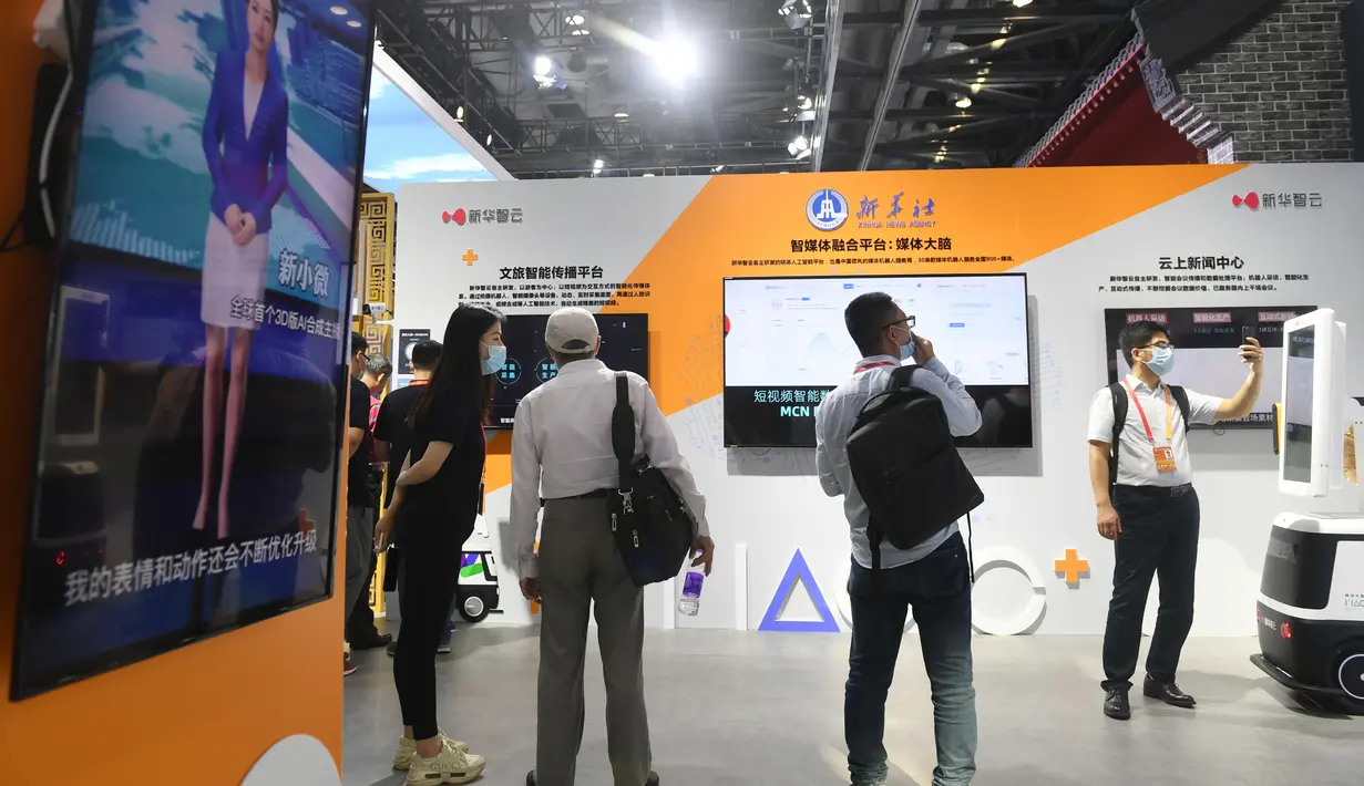 Sejumlah orang mengunjungi stan Kantor Berita Xinhua di area ekshibisi komprehensif Pameran Perdagangan Jasa Internasional China (China International Fair for Trade in Services/CIFTIS) 2020 di Beijing, China, 5 September 2020. CIFTIS berlangsung pada 4-9 September di Beijing. (Xinhua/Lu Peng)