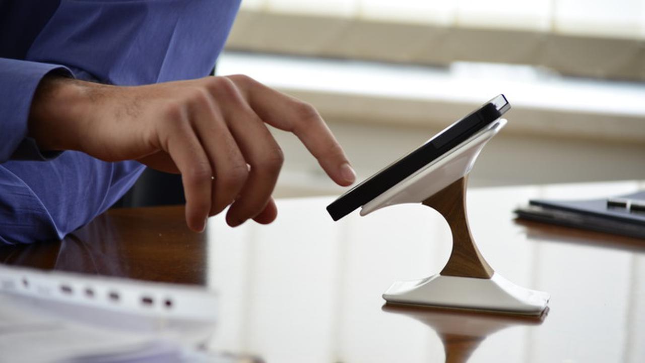 Keren, Wireless Charger Ponsel Ini Terbuat Dari Kayu