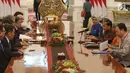 Presiden Joko Widodo saat menerima Ketua Senat Parlemen Republik Kazakhstan, Kassym Zhomart Tokayev beserta rombongan di Istana Merdeka, Jakarta, Selasa (13/3). (Liputan6.com/Angga Yuniar)