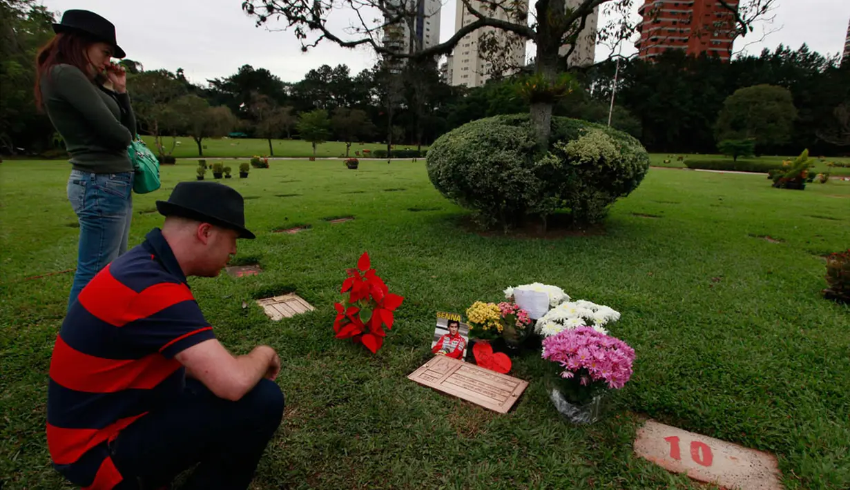 Hingga kini, makam pembalap Formula Satu Ayrton Senna yang tewas saat balapan di Grand Prix San Marino 1 Mei 1994 lalu, tidak pernah sepi dari kunjungan penggemarnya. (REUTERS/Paulo Whitaker)