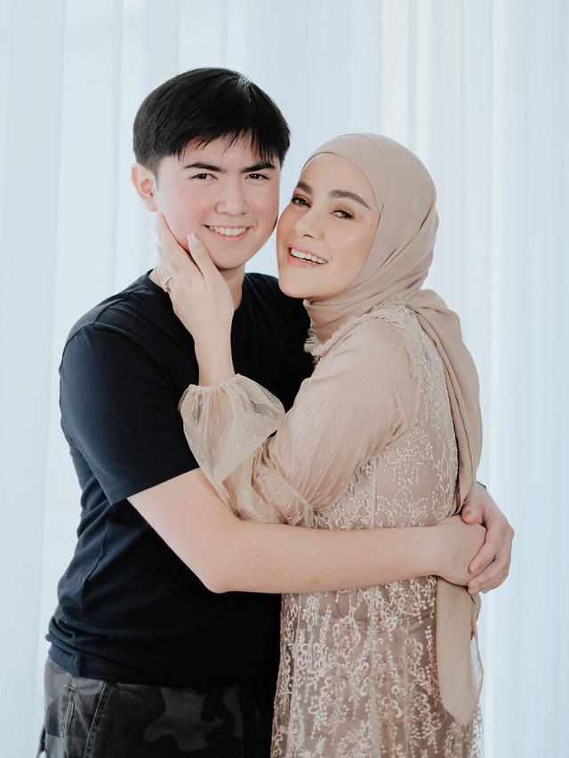 6 Potret Kedekatan Olla Ramlan dan Sean Anak Sulungnya, Bak Kakak Adik