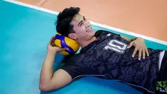 Pemain Timnas Voli Indonesia, Fahry Septian Putratama berpose di depan fotografer setelah latihan untuk persiapan Asian Games 2023 di Padepokan Jenderal Polisi Kunarto, Sentul, Bogor, 14 September 2023. Fahry berhasil mencatatkan sejarah sebagai pevoli Indonesia pertama yang main di Eropa. (Bola.com/Bagaskara Lazuardi)