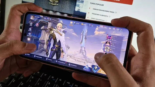 Uji Performa HP Oppo Find N3 Flip dengan Bermain Game Mobile Legends. (Liputan6.com/Labib Fairuz)