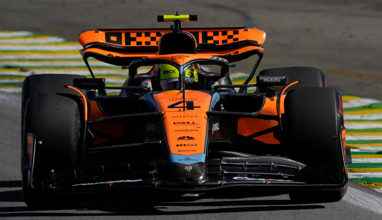 Sementara itu duel seru tercipta untuk perebutan dua podium tersisa. Norris akhirnya bisa ajeg di posisi kedua membuntuti Verstappen yang nyaman di depan. (AP Photo/Andre Penner)