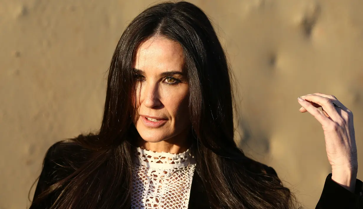 Aktris senior Demi Moore berpose saat menghadiri peragaan busana koleksi Dior Cruise 2018 di Runway Show at the Upper Las Virgenes Canyon Open Space Preserve, Santa Monica, California (11/5). (Rich Fury/Getty Images/AFP)