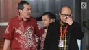 Penyidik KPK Novel Baswedan didampinggi Wakil Pimpinan KPK Saut Situmorang berjalan keluar gedung KPK, Jakarta, Rabu (11/4). Kasus penyiraman air keras Novel Baswedan genap satu tahun. (Merdeka.com/Dwi Narwoko)