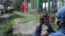 Pengunjung memotret giant panda di Istana Panda Taman Safari Indonesia, Cisarua, Kabupaten Bogor, Jawa Barat, Sabtu (26/9/2020). Kunjungan wisatawan ke kawasan wisata Puncak dan sekitarnya turun 40-50 persen akibat terdampak pandemi COVID-19 dan PSBB DKI Jakarta. (merdeka.com/Arie Basuki)