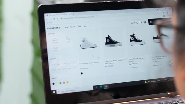 Belanja Sneaker Favorit dengan Nyaman Bisa Lewat E-Commerce Resmi