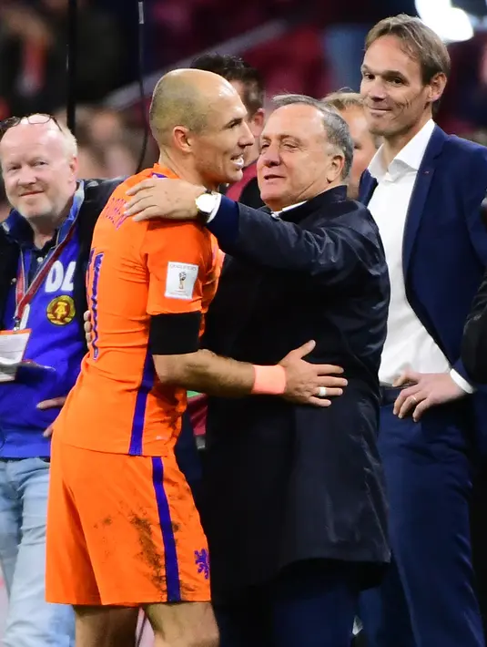 Gelandang Belanda, Arjen Robben memeluk pelatihnya Dick Advocaat setelah pertandingan melawan Swedia pada kualifikasi Piala Dunia 2018 di stadion Arena, Amsterdam (10/10). Kini Robben ingin fokus ke klubnya Bayern Munchen. (AFP Photo/Emmanuel Dunand)
