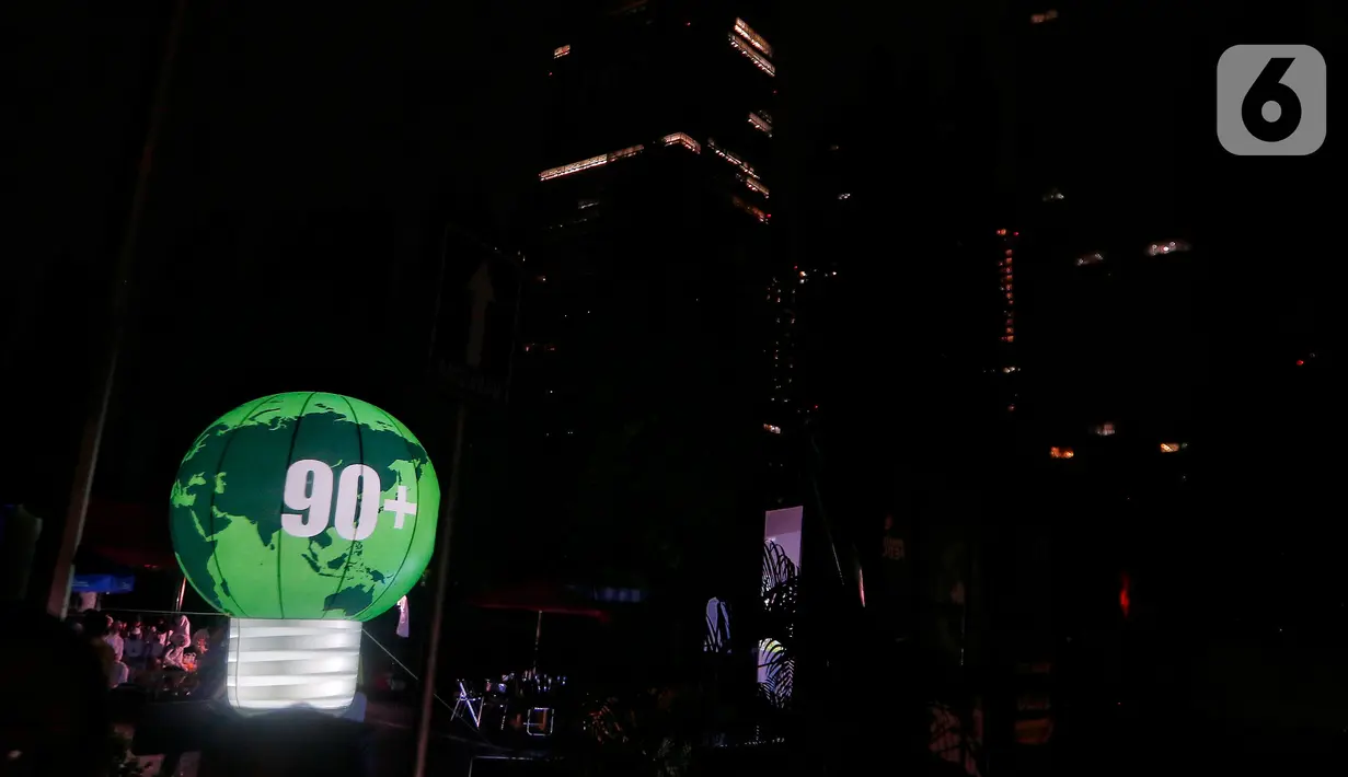 Acara tahunan Earth Hour 2023 jatuh di bulan Ramadhan. Seperti biasa, aktivis lingkungan mengajak masyarakat ikut mematikan lampu selama satu jam. (Liputan6.com/Angga Yuniar)