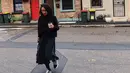 Meski pakai outift serba hitam, Nabila Faisal tetap cantik dan memesona. Pdukan turtle neck warna hitam dan rok senada, gaya chic Nabila makin lengkap dengan sepatu kets. (Liputan6.com/IG/@fastynabila)