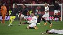 Selebrasi sejumlah pemain Sevilla setelah mengalahkan Juventus dalam pertandingan leg kedua semifinal Liga Europa 2022/2023 di Estadio Ramos Sanchez Pizjuan, Jumat (19/05/2023) dini hari WIB. (AFP/Jorge Guerrero)