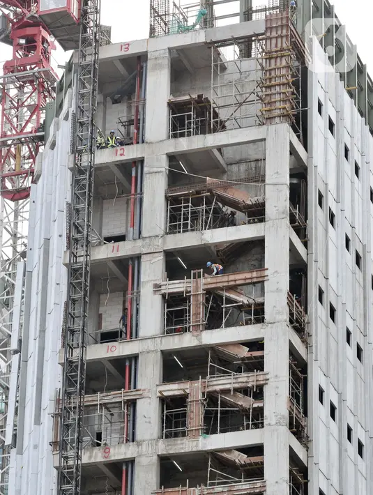 Pekerja menyelesaikan pembangunan gedung tingkat di kawasan Jalan Jenderal Sudirman, Jakarta, Selasa (21/1/2020). Kementerian Koordinator Bidang Perekonomian akan mengatur upah minimum pekerja dan rencana skema upah per jam dalam Draf RUU Omnibus Law Cipta Lapangan Kerja. (merdeka.com/Iqbal Nugroho)