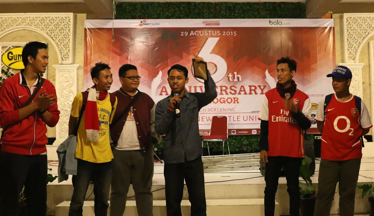 Anggota AIS dari berbagai daerah hadir memeriahkan acara nonton bareng Newcastle United melawan Arsenal di Gumati Cafe, Bogor. Sabtu (29/8/2015). (Bola.com/Arief Bagus)