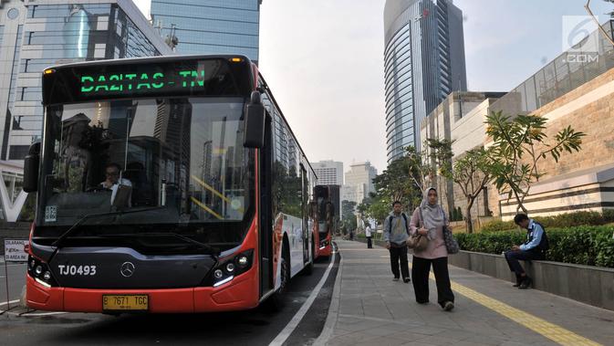 Bus Transjakarta melintas di dekat halte MRT Dukuh Atas, Jakarta, Rabu (12/6/2019). PT Transjakarta mencatat adanya peningkatan penumpang setelah Moda Raya Terpadu (MRT) beroperasi. (merdeka.com/Iqbal S. Nugroho)