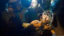 Petugas memberikan air kepada korban selamat akibat pabrik berlantai lima ambruk di Lahore, Pakistan Timur, Rabu (4/11)malam waktu setempat. Sedikitnya 16 orang tewas dan 40 luka-luka akibat kejadian tersebut. (AFP PHOTO/Arif Ali)