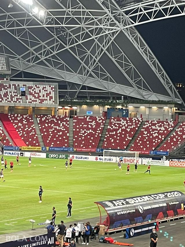 Salah satu warga Indonesia yang bermukim d Singapura, Franky Chandra, mengabadikan aksi Tmnas Indonesia Vs Malaysia di Stadion Nasional Sngapura pada Minggu (19/12/2020). (Bola.com/Dok. Pribadi)