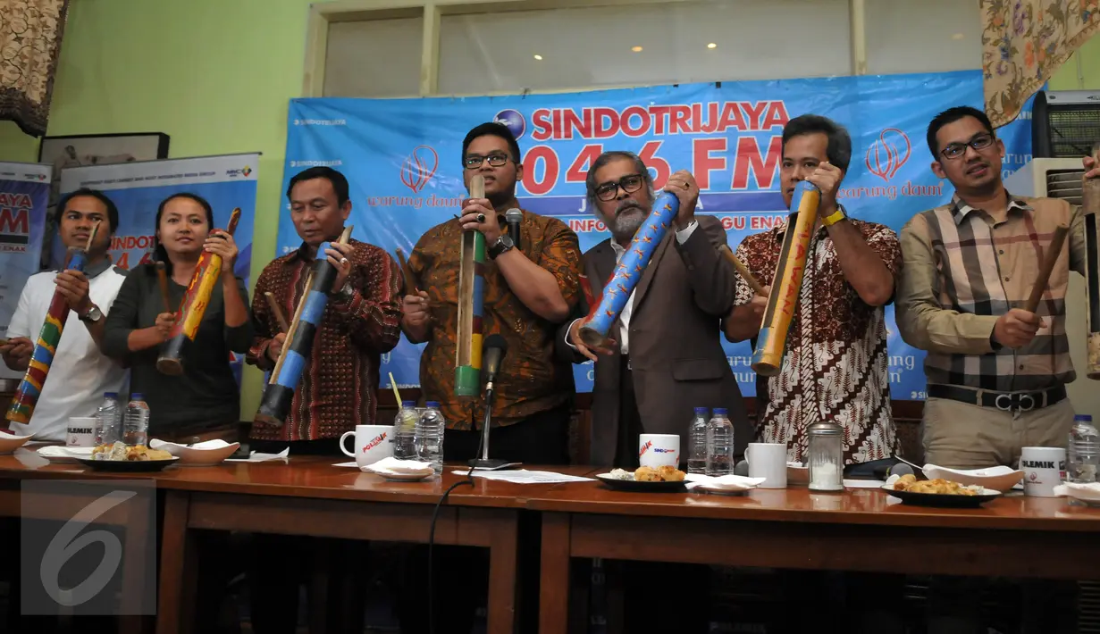 Ketua Komisi Nasional Perlindungan Anak Aris Merdeka Sirait (ketiga kanan), Karo Penmas Mabes Polri Brigjen Pol Agus Rianto (ketiga kiri) dan kalangan terkait lainnya memukul kentongan pada acara diskusi Polemik, Jakarta, (7/5). (Liputan6.com/Johan Tallo)