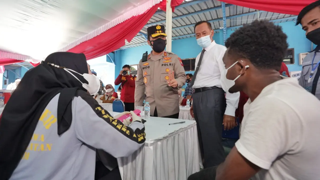 Kapolda Jatim Irjen Pol Nico Afinta meninjau vaksinasi di Universitas Muhammadiyah Malang (UMM). (Dian Kurniawan/Liputan6.com)