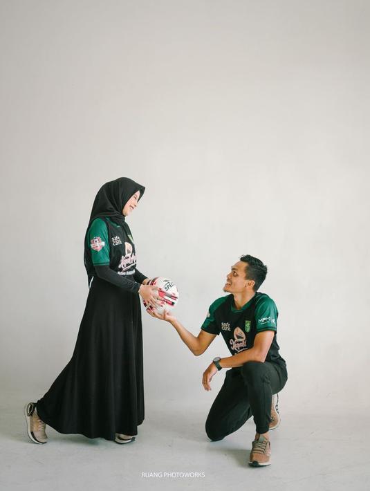 Ia menikahi tambatan hatinya, Siti Qonita, di Masjid Al Akbar, Surabaya, pada 1 November 2020 lalu. Keduanya bertemu pertama kali pada awal 2019. (Liputan6.com/IG/@rachmatirianto)