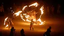 Salah satu atraksi yang dipertunjukkan saat festival seni dan musik tahunan Burning Man di Black Rock Desert, Nevada, AS (3/9). Diperkirakan 70.000 orang dari seluruh dunia berkumpul di sini. (REUTERS / Jim Urquhart)