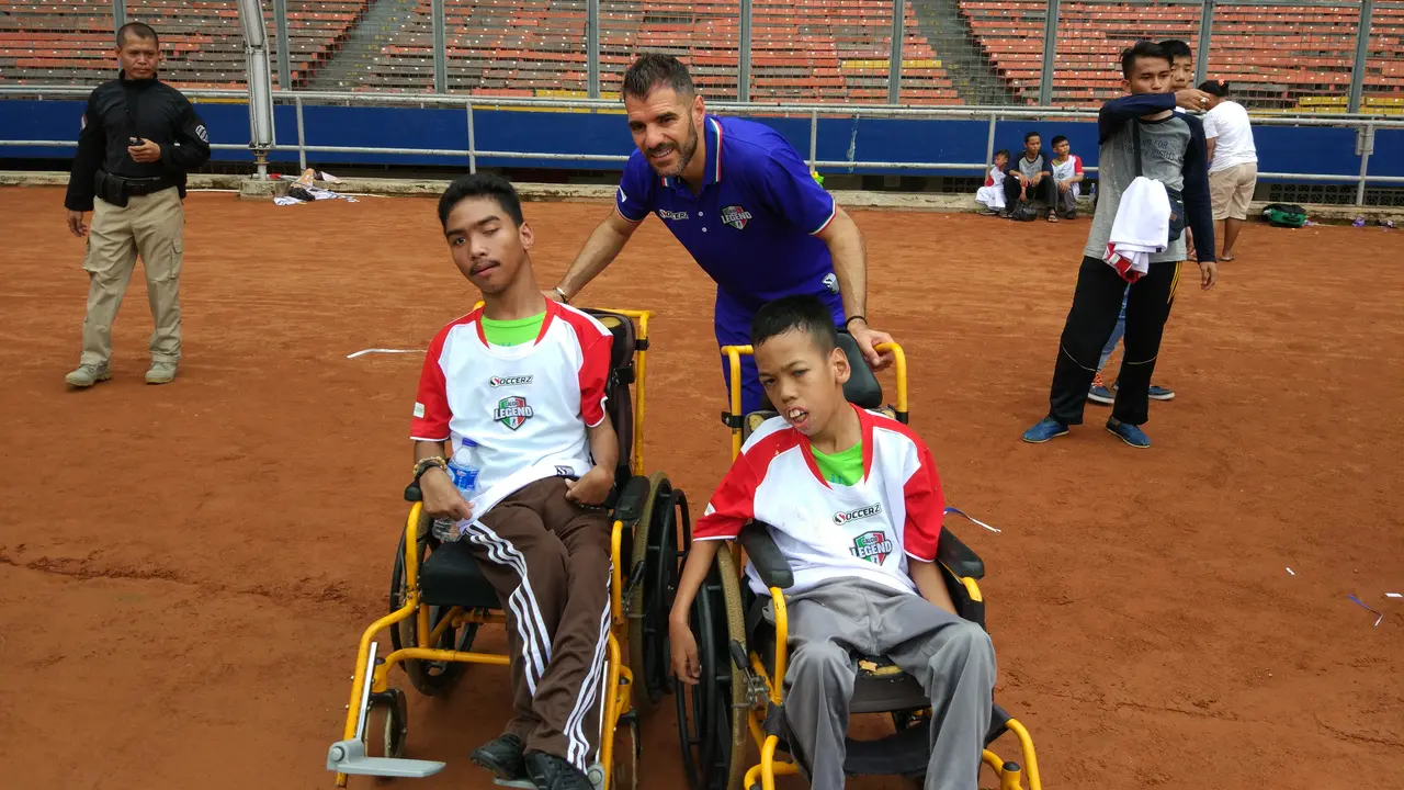 Pemain Calcio Legend Hibur Anak Penderita Autis