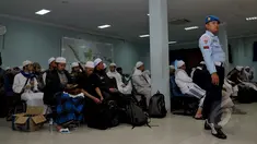 Sejumlah WNI yang dievakuasi dari Yaman menunggu bus untuk diberangkatkan ke kampung halamannya masing-masing, di Lanud Halim Perdanakusuma, Jakarta, Senin (13/4/2015).. (Liputan6.com/Yoppy Renato)