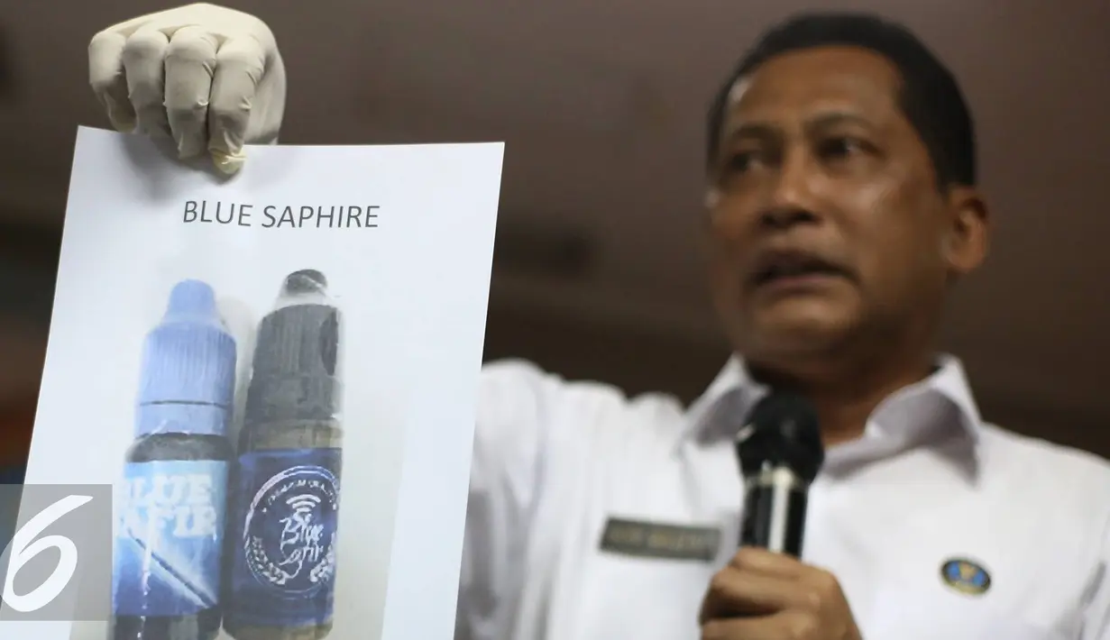 Kepala BNN Komjen Budi Waseso menunjukkan foto narkotika Blue Saphire saat rilis kasus narkotika jenis 4-CMC dan sabu di Jakarta, Kamis (2/2). (Liputan6.com/Immanuel Antonius)