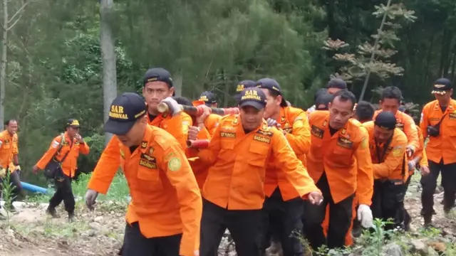 Genangan Air Mata Para Petugas Evakuasi Bangkai Heli Basarnas