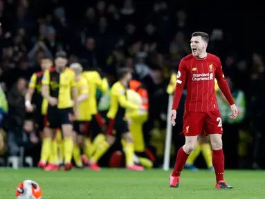 Pemain Liverpool Andrew Robertson (kanan) bereaksi setelah pemain Watford Troy Deeney mencetak gol ke gawang timnya dalam pertandingan Liga Inggris di Vicarage Road Stadium, Watford, Inggris, Sabtu (29/2/2020). Watford membantai Liverpool 3-0. (AP Photo/Alastair Grant)