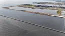 Foto udara memperlihatkan tanggul beton di kawasan Cilincing, Jakarta Utara, Kamis (11/9/2025). (merdeka.com/Arie Basuki)