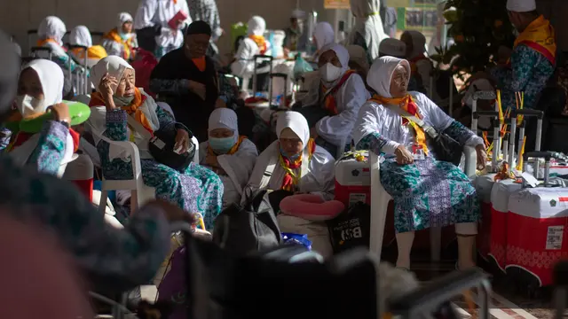 Jemaah haji Indonesia gelombang dua bersiap-siap di hotel Makkah jelang pendorongan ke Madinah menggunakan bus. (FOTO: MCH PPIH ARAB SAUDI 2023)